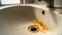 Žluté skvrny? Přidejte špetku domácího prášku a svůj dřez nepoznáte